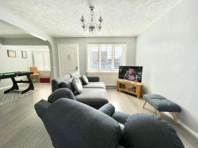 Large home with parking, shops, resturants lovely area wt parking and garden
